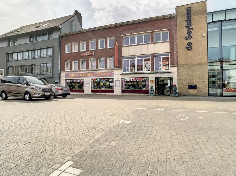 Dit handelspand is centraal en commercieel gelegen op het Sint-Denisplaats te Veurne. Het gebouw bestaat uit een handelsruimte met 3 verdiepingen bove