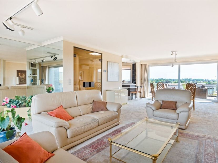 Stijlvol dakappartement met 2 ruime, zonnige terrassen in hartje Deurne&lt;br /&gt;
Ligging:&lt;br /&gt;
Gelegen nabij winkels, scholen en openbaar vervoer. Op wa