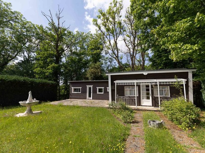 Situé dans un cadre naturel et paisible, ce magnifique chalet sur 17 ares de terrain vous offre une belle opportunité dans le domaine de lEden Haute-M