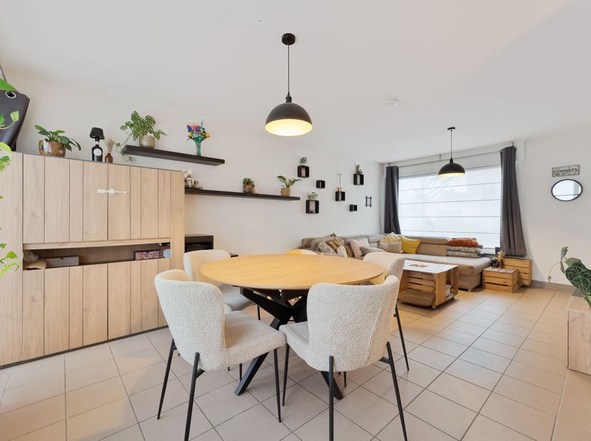 Instapklare woning te koop !&lt;br /&gt;
We betreden deze woning via de inkomhal met gastentoilet waar we daarna in de lichtrijke leefruimte binnenkomen. De