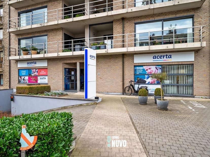 Bureau spacieux à vendre dans un excellent emplacement à Aalst, situé à l&#039;angle de la Léo De Béthunelaan et de la Sint Jobstraat. Avec une superficie