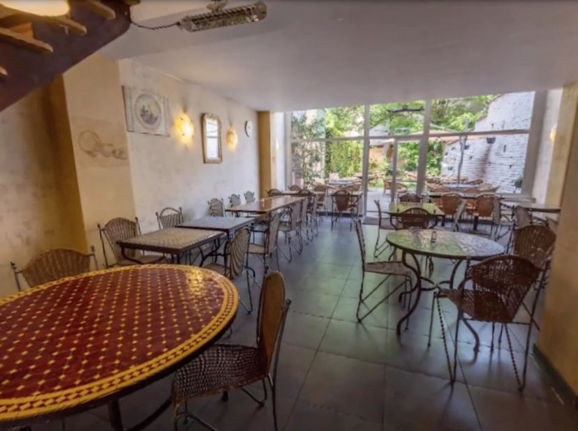 Quartier Ma Campagne, sur la chaussée de Charleroi, surface commerciale de 150m2 avec affectation Horeca. Il se compose de nombreuses pièces en cave,