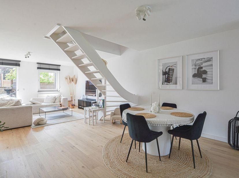 Maxime Real Estate vous propose une appartement triplex en parfait état.&lt;br /&gt;
Idéalement situé dans une impasse aux portes de Bruxelles et à proximit