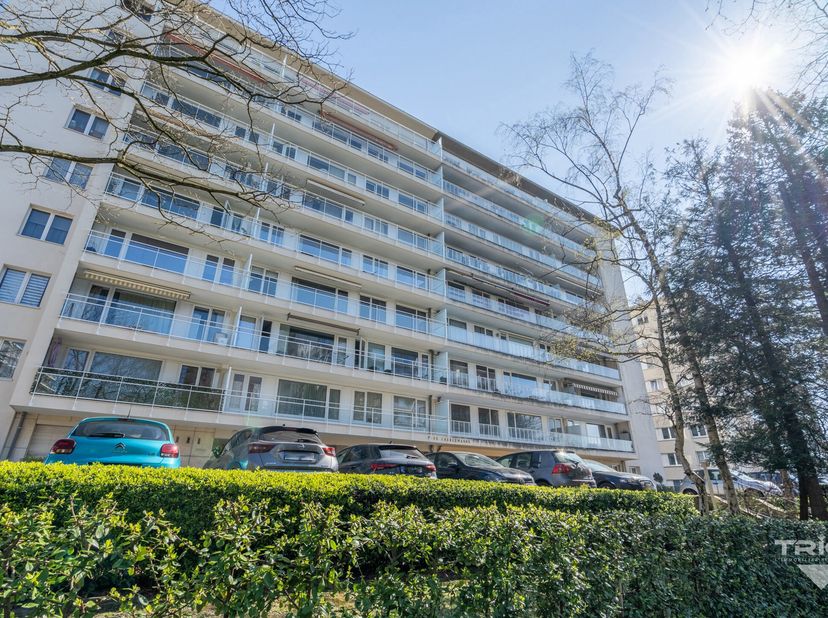 TRIOR Louise vous propose : Idéalement situé à proximité de toutes les commodités, venez découvrir ce charmant appartement de +-100m² habitables à raf