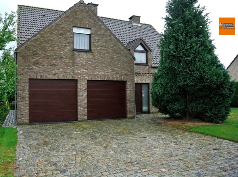 Spacieuse villa de 1990 proposant 5 chambres, 2 garages et un grand jardin à Steenokkerzeel. &lt;br /&gt;
Avec ses 269 m² habitables sur un terrain de plus