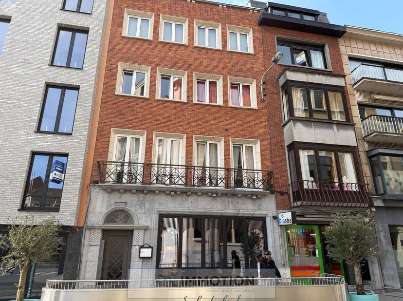 Ruim appartement met 1,5 slaapkamer (een ruime en een kleine kamer), lichtrijke living, ingerichte keuken, buro, badkamer, berging. Vrij 1/7. Voor mee
