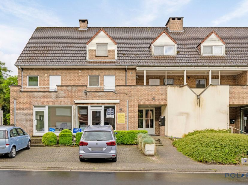Dit veelzijdige handelspand is ideaal gelegen op de gelijkvloerse verdieping van een kleinschalige residentie.&lt;br /&gt;
Dankzij de strategische ligging,