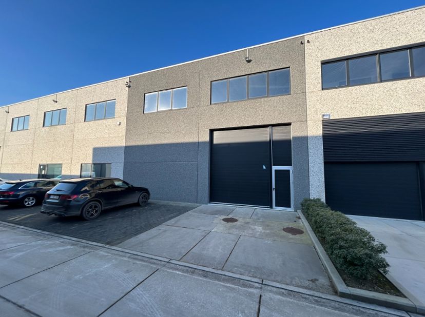 Deze uiterst goed gelegen opslag- of atelierruimte van 216 m² is perfect voor diverse zakelijke doeleinden en voorzien van een automatische sectionaal