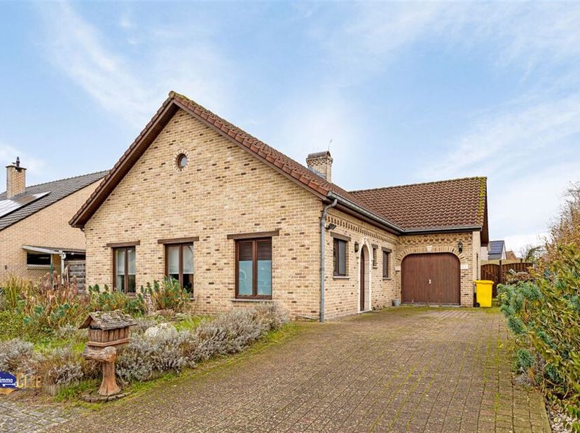 Cette propriété bien entretenue, construite en 1996, est située dans un quartier calme et accueillant pour les enfants à Zoutleeuw. Située sur un terr