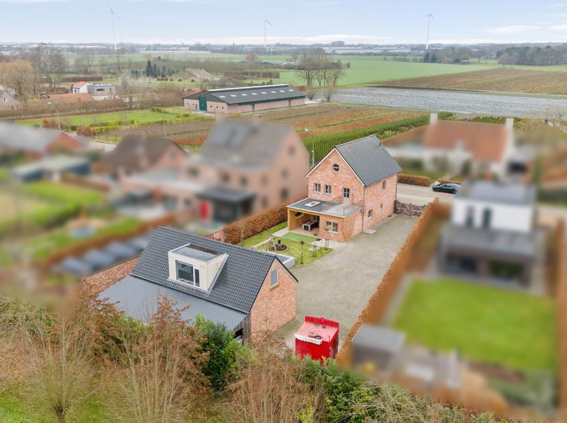 Deze instapklare woning is gelegen vlakbij de Nederlandse grens, op een zuidoost perceel van ca. 908 m². Het pand omvat oa. 3 slaapkamers, een badkame