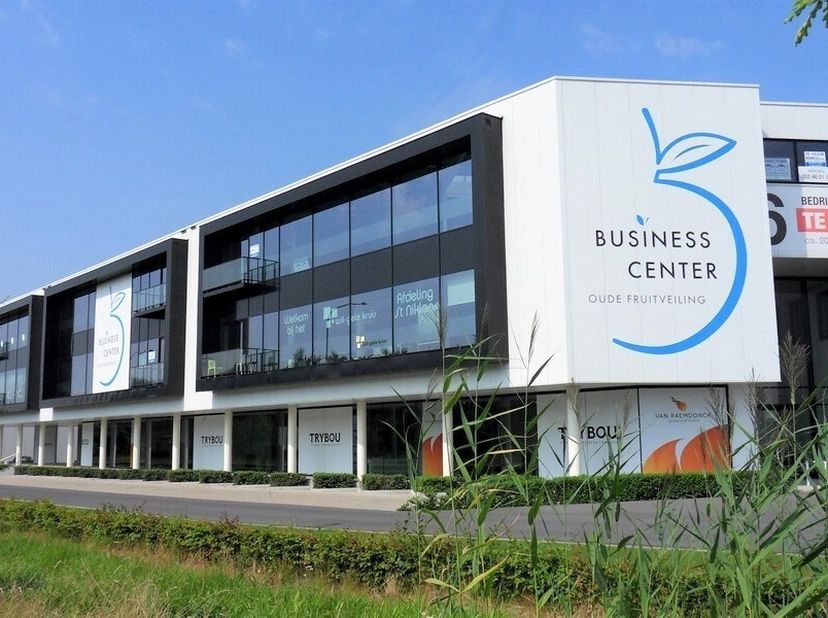 463,5m² casco nieuwbouw kantoren / showroom / atelier / labo op 2e verdieping&lt;br /&gt;
Ligging: gelegen op de vroegere terreinen van Waase Fruitveiling,