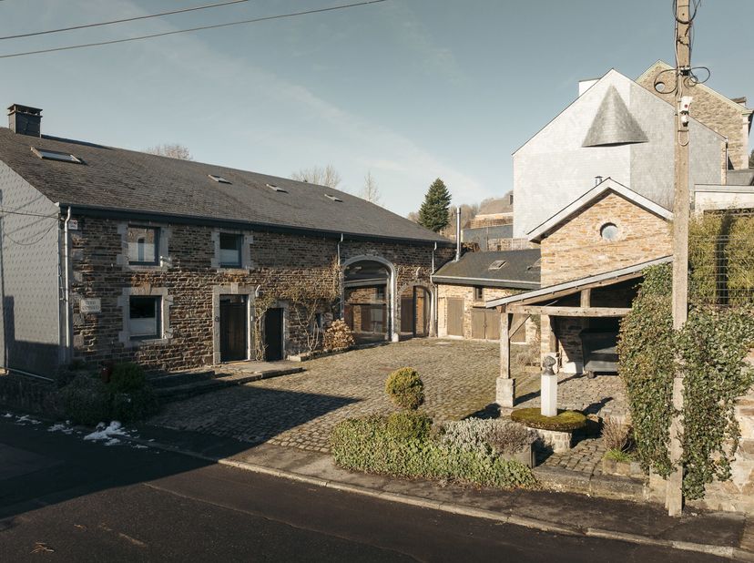 On vous présente un bien exceptionnelle située dans le prisé village du livre à Redu (Libin) ! Cette splendide ferme datant de 1820, totalement rénové