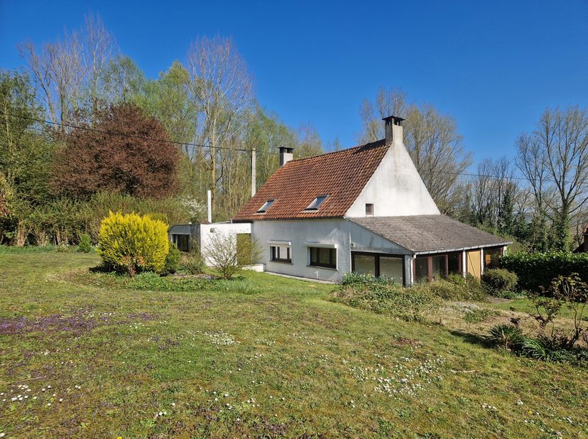 Charmante fermette de 150m² habitables agrémentée d&#039;une agréable véranda qui bénéficie d&#039;une belle vue sur le jardin arboré , le tout sur un terrain d