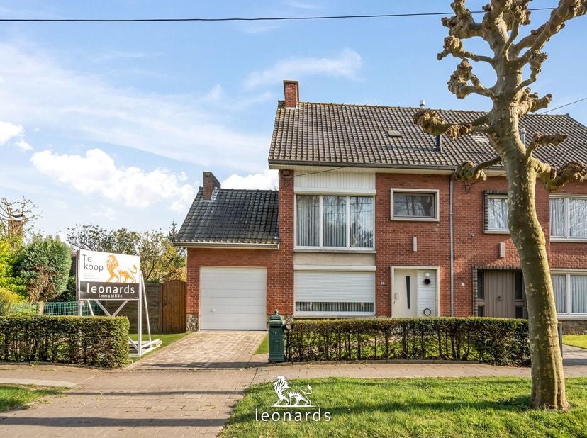 Knusse woning met tonnen potentieel in het hart van Marke!Droomt u van een woning die u volledig naar uw hand kunt zetten? Dan is deze halfopen bebouw