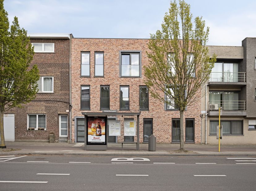 Studentenkamer te koop op slechts 2 minuten fietsen van de Universitaire campus Drie Eiken. Deze moderne studio met eigen sanitair biedt een ruime gem