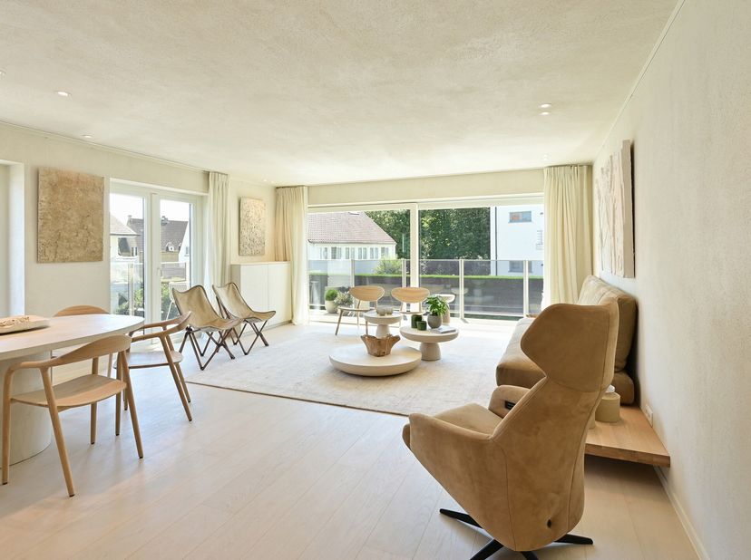 Prachtig vernieuwd appartement (130m²) met 3 volwaardige slaapkamers en verschillende terrassen, dit op 500meter van het strand te Duinbergen.&lt;br /&gt;
H