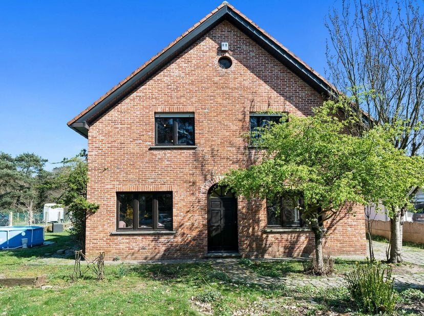 Op zoek naar een instapklare gezinswoning met ruimte, comfort en groen rondom?&lt;br /&gt;
Deze charmante woning in Herentals, gelegen op een royaal perceel