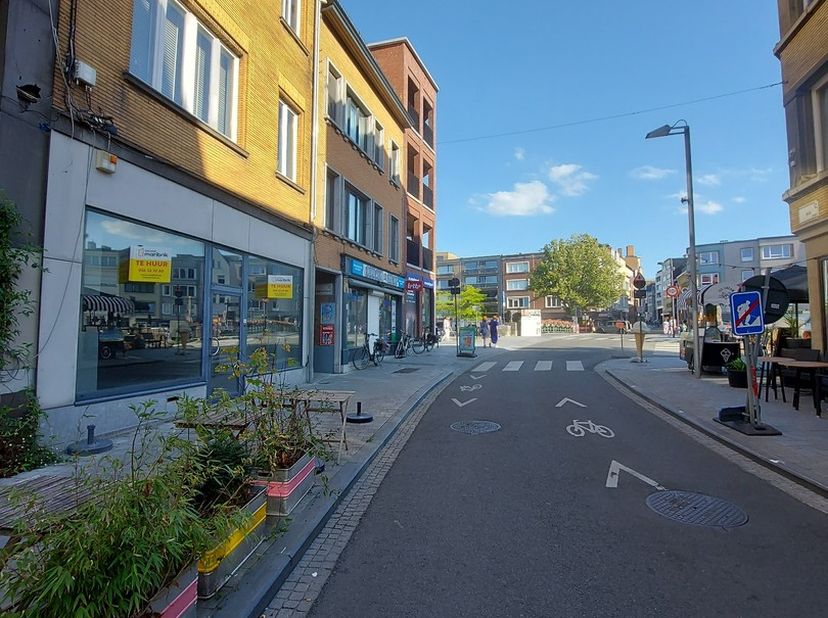 Handelsgelijkvloers van 80m², onmiddellijk beschikbaar. Geen warme keuken (dampkap) mogelijk. Mogelijkheid tot kelder. Energielabel C. CV aardgas.  Hu