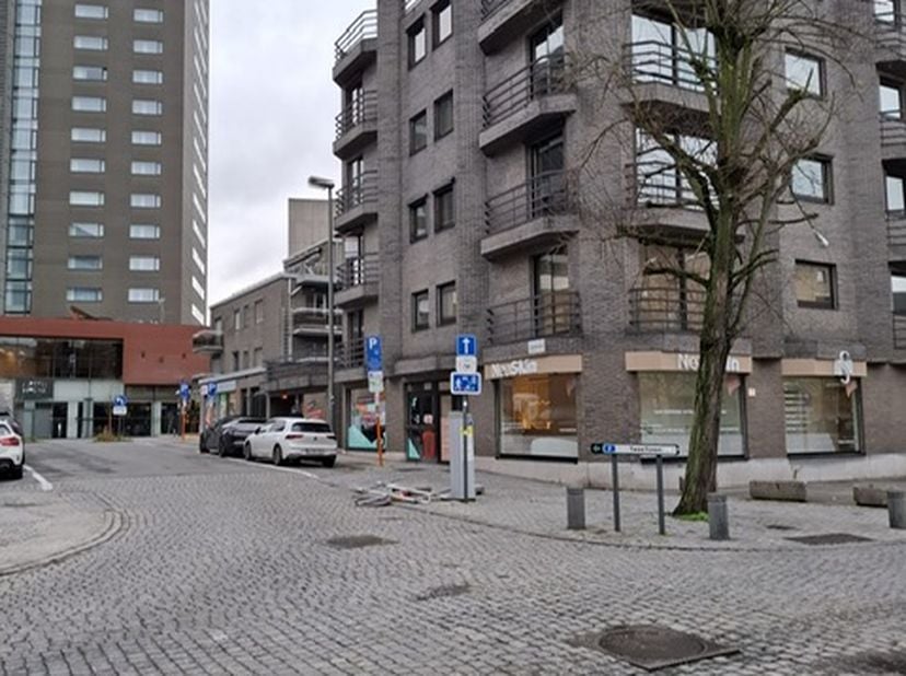 Standplaats in het hart van Hasselt.&lt;br /&gt;
Vlak bij het Scheep (stadhuis),Virga Jessecollege, Virga Jesse ziekenhuis en de Tweetorenwijk en op korte w