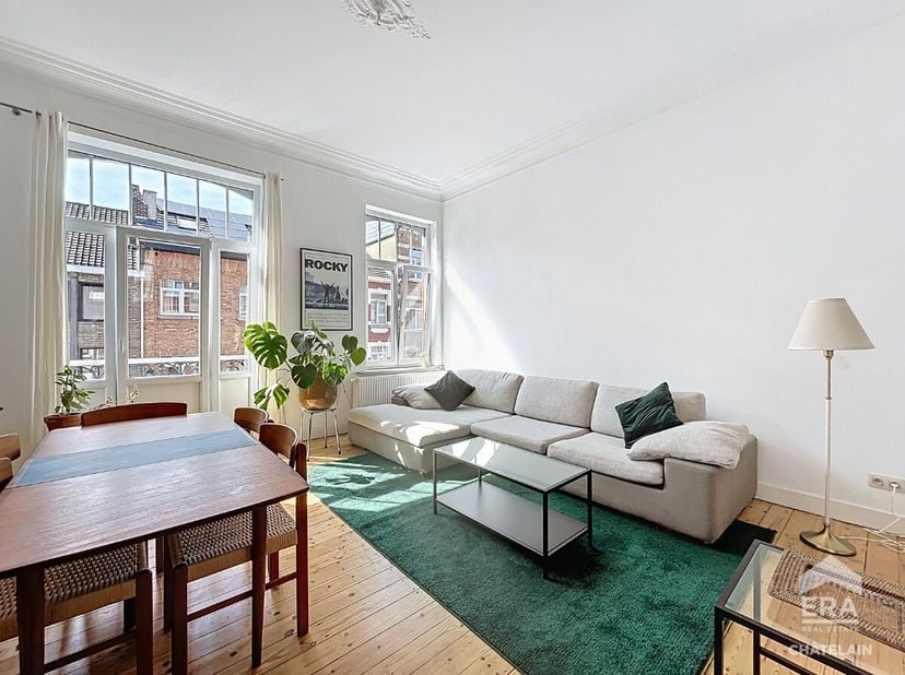 ERA Châtelain vous présente ce charmant appartement meublé 1 chambre, idéalement situé Rue des Alliés à Forest, à deux pas du parc Duden. Lappartement