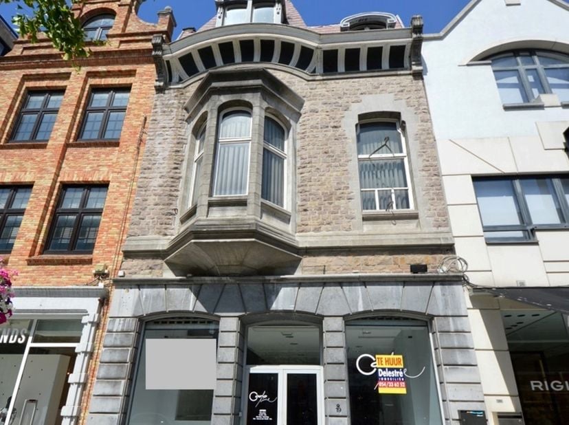 Top gelegen handelseigendom te huur in het centrum van Roeselare. &lt;br /&gt;
Het gelijkvloers heeft een oppervlakte van 340 m² + verdiepingen. &lt;br /&gt;
Gele