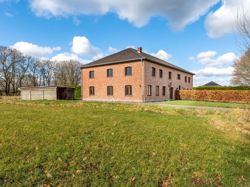 Deze half open bebouwing is zeer rustig gelegen op een ruim stuk grond van meer dan 16a te midden van een groene landelijke omgeving. &lt;br /&gt;
&lt;br /&gt;
He