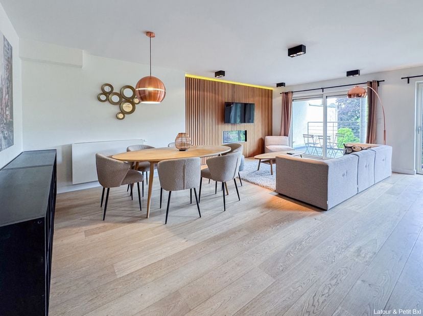 UCCLE - Idéalement situé sur l&#039;Avenue Brugmann, magnifique APPARTEMENT (4ch/1sdb/2sdd) duplex meublé dans un immeuble récemment rénové. Il se compose