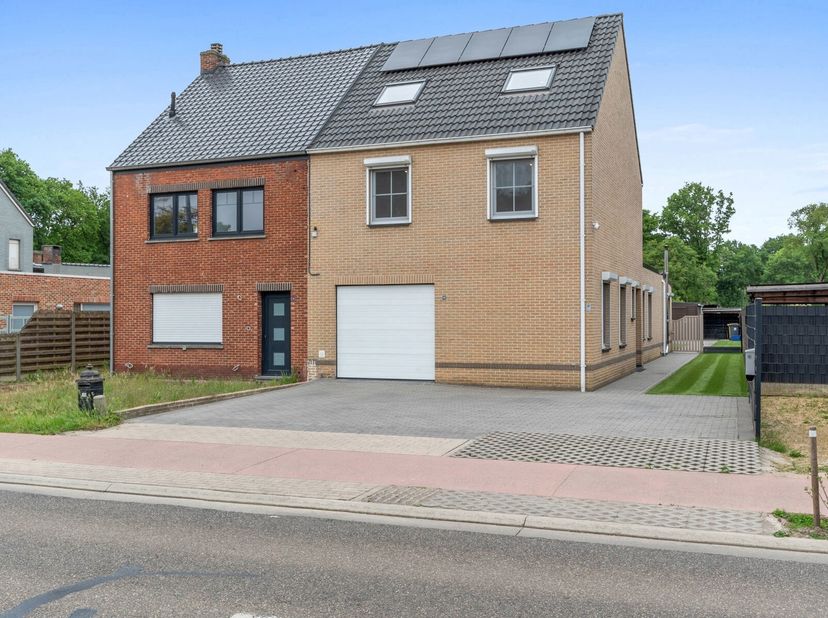Welkom in deze instapklare, perfect onderhouden woning, gelegen op een perceel van ca. 490 m².&lt;br /&gt;
Deze charmante gezinswoning blinkt uit in comfort