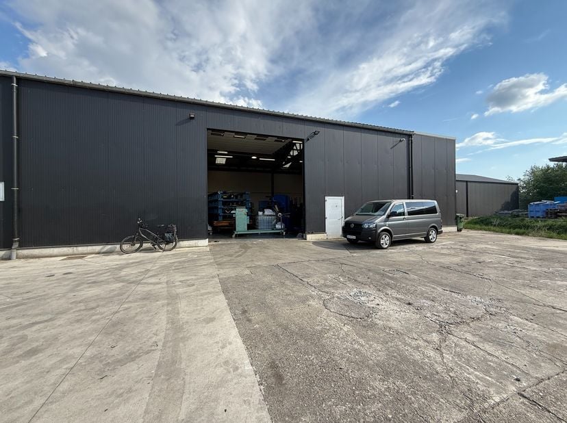 Deze magazijnruimte van 335 m² maakt deel uit van een grotere site met meerdere units. De unit is uitgerust met afzonderlijk sanitair, ledverlichting,