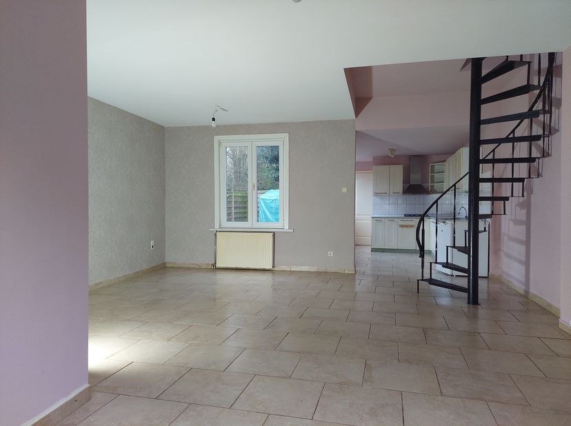Découvrez cette maison cosy, charmante, prête à vivre et lumineuse à proximité du centre de Moorsele. Les avantages de cette maison ne sont pas seulem