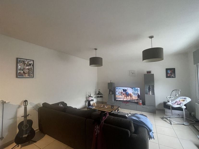 Superbe appartement 2 chambres, sis au coeur de Quevaucamps.&lt;br /&gt;
L&#039;appartement comprend au rez-de-chaussée : un hall dentrée, un living ouvert sur u