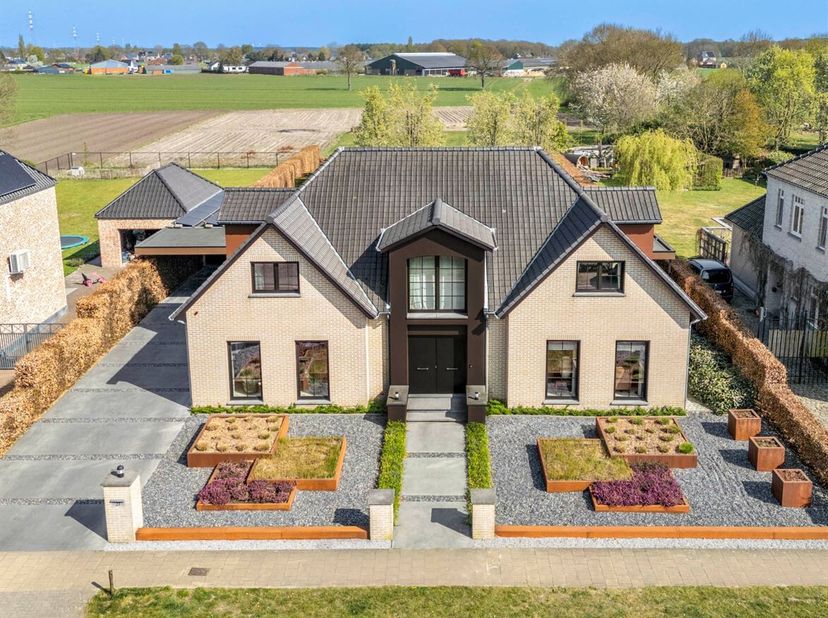 Deze exclusieve villa combineert ruimte, comfort en elegantie en is tot in de puntjes afgewerkt. De lichtrijke leefruimte biedt een prachtig uitzicht