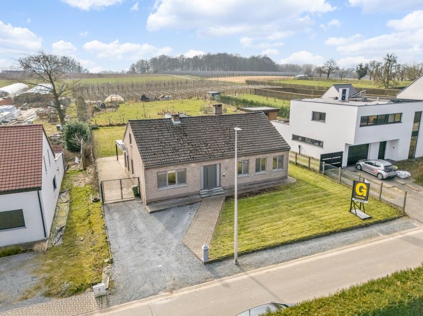 Deze vrijstaande bungalow-woning met uitbreidingsmogelijkheden is gelegen langs de Brulenbosweg ter hoogte van nummer 11, in het mooie landelijke Sint