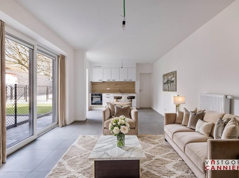 Vraagprijs 229.000 euro!&lt;br /&gt;
&lt;br /&gt;
Dit volledige gerenoveerde, instapklare GELIJKVLOERSE appartement is centraal gelegen langs de Kortrijkseweg in