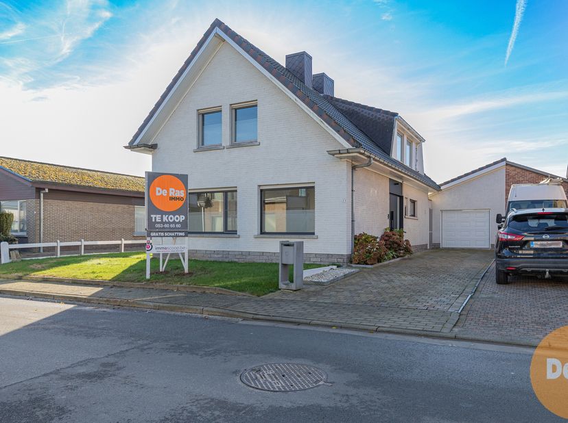 HILLEGEM - Deze charmante woning is gelegen in de dorpskern, in een rustige en doodlopende straat.&lt;br /&gt;
Naar indeling toe is deze op het gelijkvloers