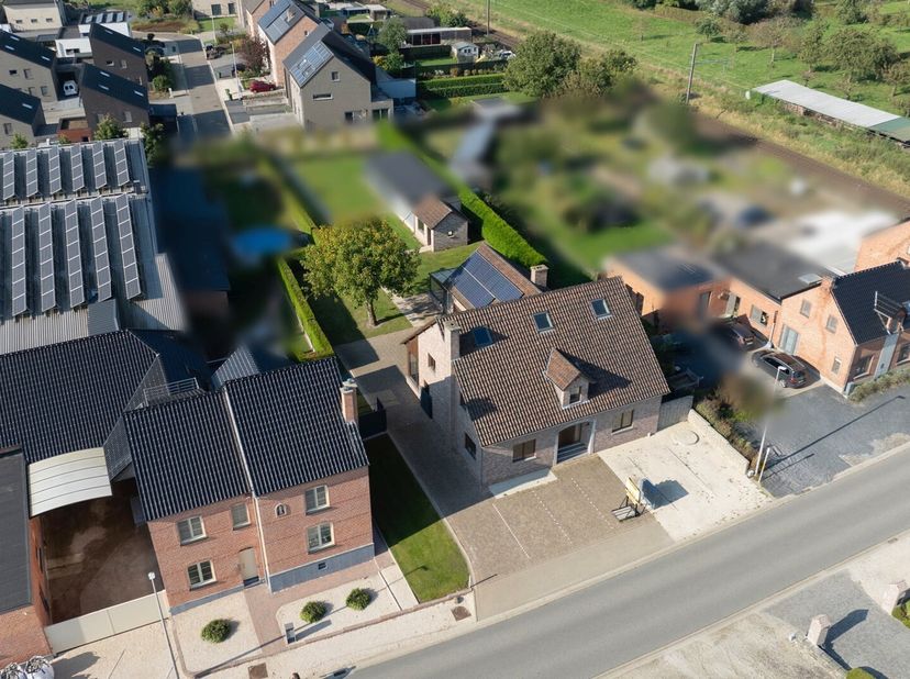 Deze instapklare woning combineert ruimte, comfort en een energiezuinig karakter op een uitzonderlijke manier. Gelegen in een rustige, goed bereikbare