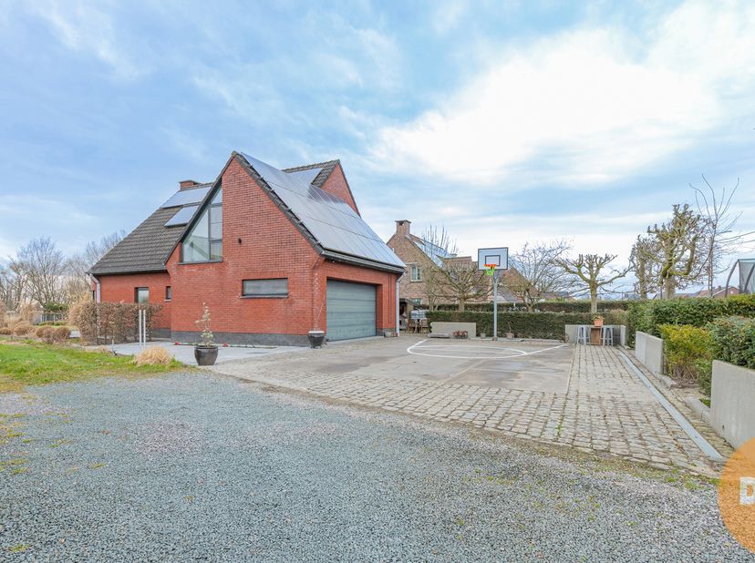 WIEZE - Lichtrijke villa met 5 slpks en 2 bdkmrs en tuin.&lt;br /&gt;
In een deelgemeente van Lebbeke staat deze moderne en lichtrijke villa. De woning is g