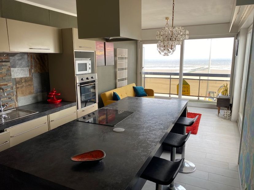 Zeer mooie en goedgelegen zonnige studio met lateraal en frontaal zeezicht te Raversijde.&lt;br /&gt;
&lt;br /&gt;
Deze gerenoveerde hoekstudio met balkon is op 3