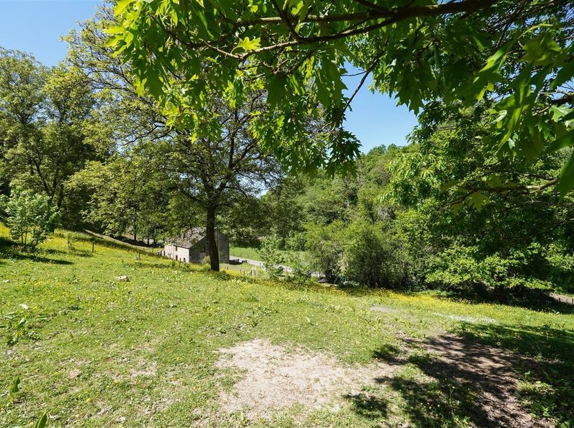 Situé à Crupet, dans lun des plus beaux villages de Wallonie, l&#039;Agence Petyt vous propose de découvrir ce terrain de ± 15 ares offrant un cadre de vie
