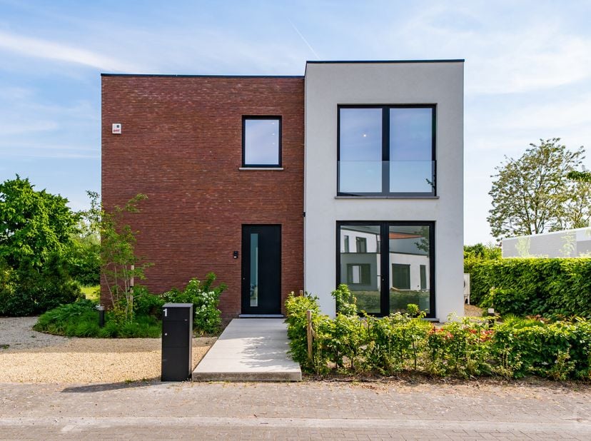 Dans un clos ultra-résidentiel, proche des axes importants (Route de Wallonie, autoroute, SHAPE), villa NEUVE contemporaine (1ère occupation) comprena