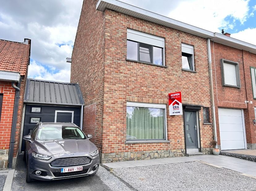 Deze instapklare woning biedt je alle comfort in een groene omgeving. Indeling:Via de inkomhal kom je in de gezellige woonkamer. De moderne keuken is