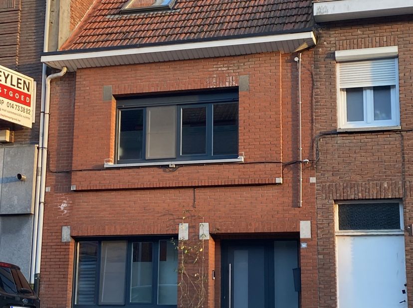 Deze instapklare woning met vier slaapkamers ligt op een boogscheut van winkels, scholen en speeltuintjes. De woning is praktisch ingedeeld en biedt v