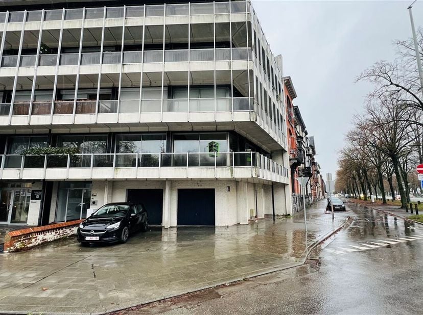Henro-immo vous propose ce studio de +/- 26 m² situé au 1e étage de la résidence  &quot;Le Cèdre&quot;.&lt;br /&gt;
Il se compose d&#039;un lumineux séjour avec balcon, d&#039;