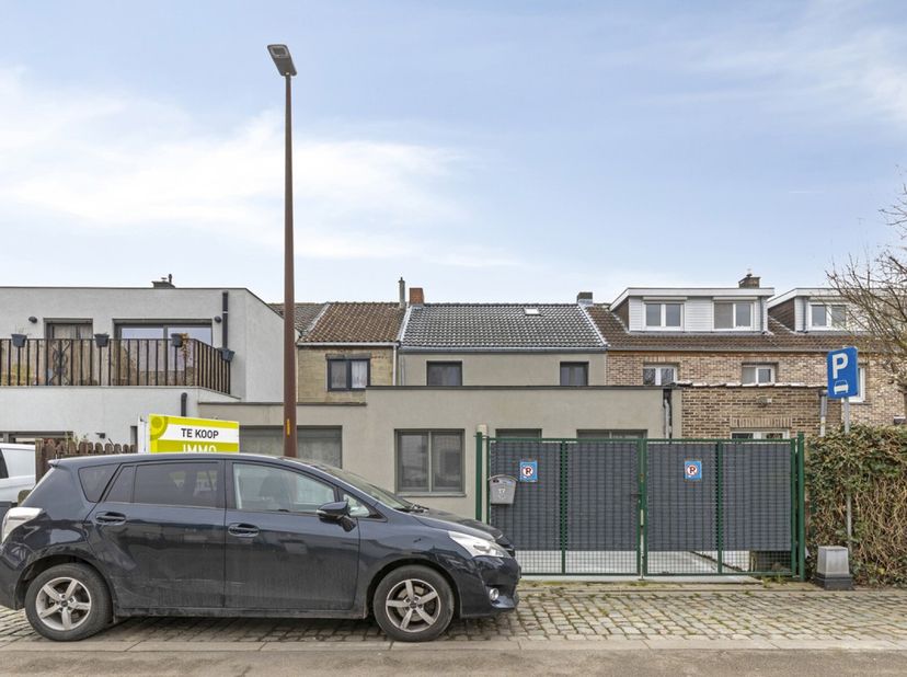 Immo Pické vous propose cette maison bien située, proche des transports en commun, des écoles et des grands axes routiers. Au rez-de-chaussée, vous tr