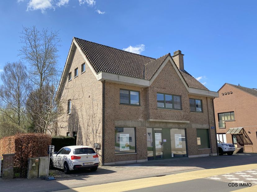 In de gezellige dorpskern van Linden biedt CDS IMMO u dit instapklare DUPLEX-APPARTEMENT aan met een zonovergoten RUIM TERRAS, GARAGE en 4 slaapkamers