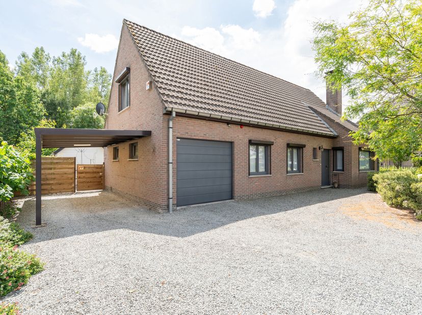 Ontdek deze verzorgde en energiezuinige woning gelegen in een rustige buurt van Erpe-Mere. Met een zuidgerichte tuin, 36 zonnepanelen, een zonneboiler