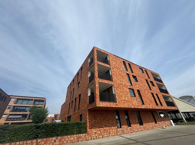 Cet appartement spacieux situé dans le lotissement Pier Kornel, comprend : un salon, une cuisine, 2 chambres, une salle de bain et un débarras ainsi q