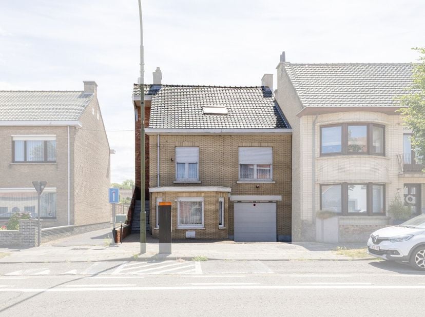 De Panne: Te renoveren ruime woning met potentieel nabij het centrum! Ontdek deze grondig te renoveren woning, ideaal gelegen op wandelafstand van het