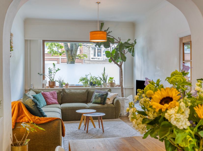 Welkom in de Steenvoordestraat, hartje Gentbrugge, waar deze instapklare parel op je ligt te wachten! Wie droomt van wonen op een toplocatie – vlak bi