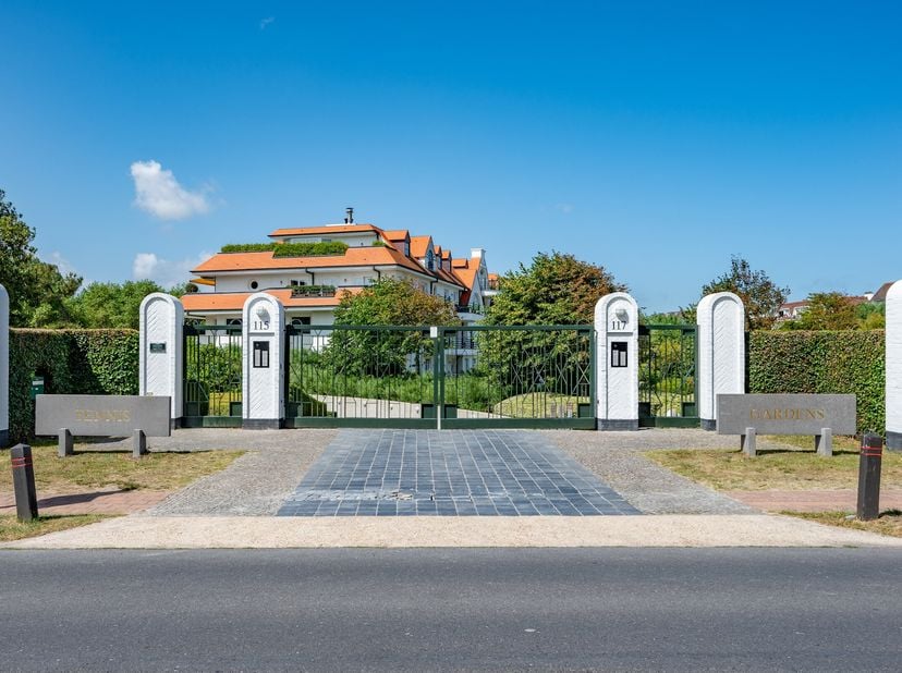 Uitzonderlijk gerenoveerd hoekappartement gelegen in hartje Zoute, in het zeer exclusieve domein &quot;Tennis Gardens&quot; - een privé park van +/- 5 ha, vlakb